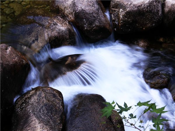 山间溪流