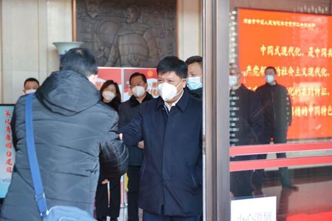 中院班子成员向院机关干警拜年