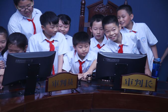 “让法治根植童心”组图  二等奖 刘玉杰