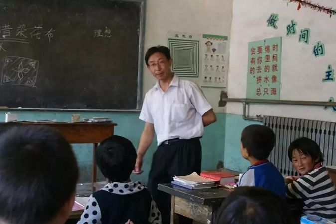 6△希望工程救助的首批学生之一张胜利，师范毕业后义无反顾回乡任教