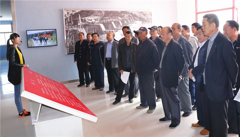 临朐县人民法院组织离退休党员干部到淌水崖...
