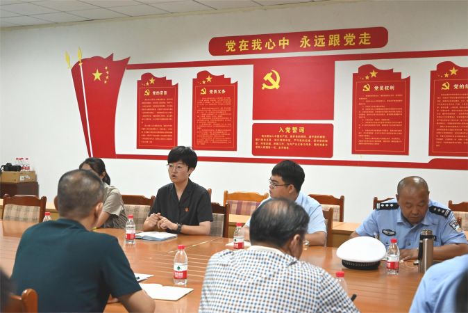 2023.8.24威海经开区法院联合经开区文明办、经开区建设局和市公安局交警支队三大队深入威海交运集团，开展“送法上门 安全同行”志愿服务活动