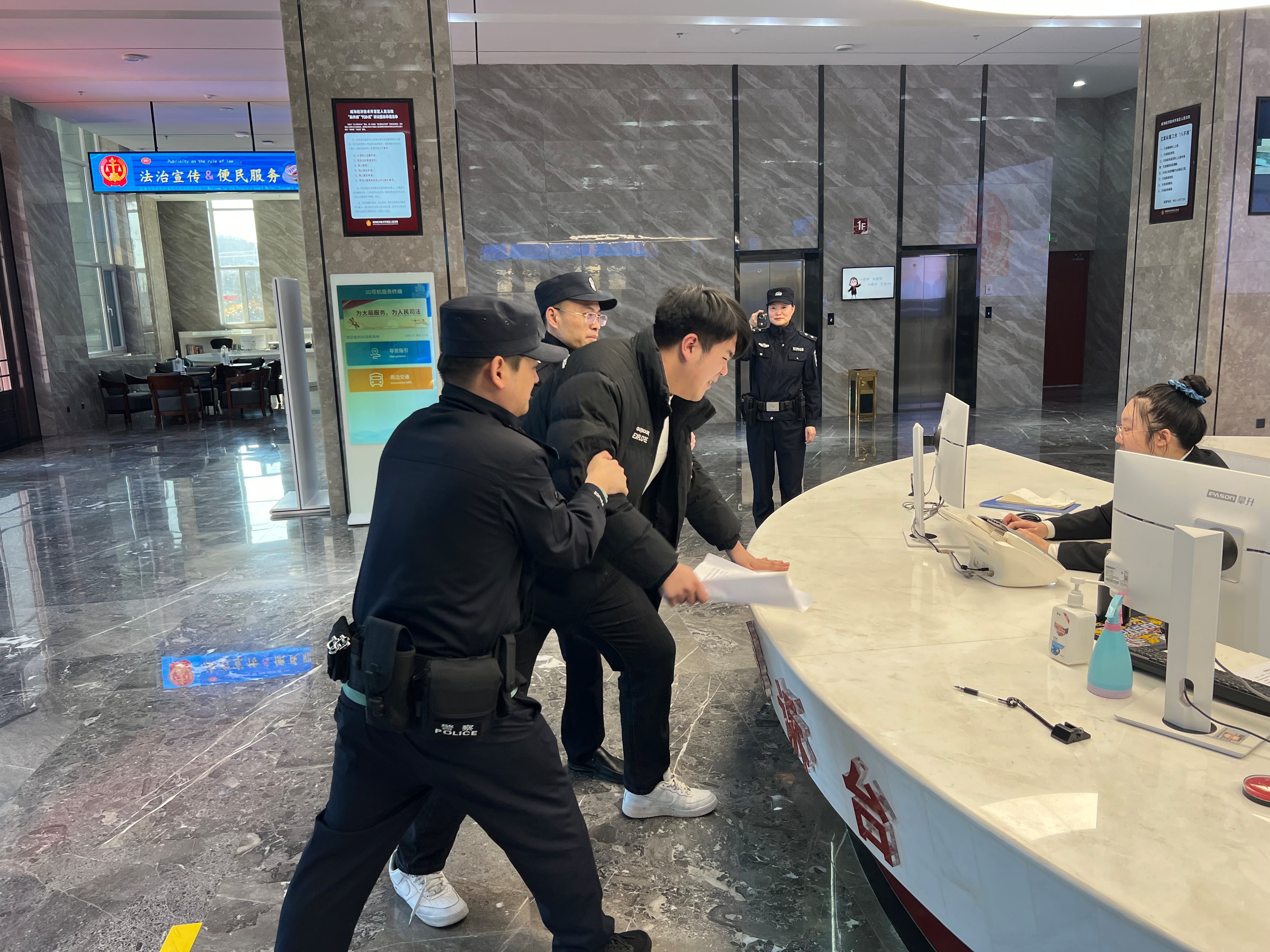 2025年2月24日，威海经区法院司法警察大队开展应急处突实战演练  (5)