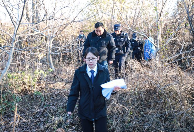 干警进入勘验现场