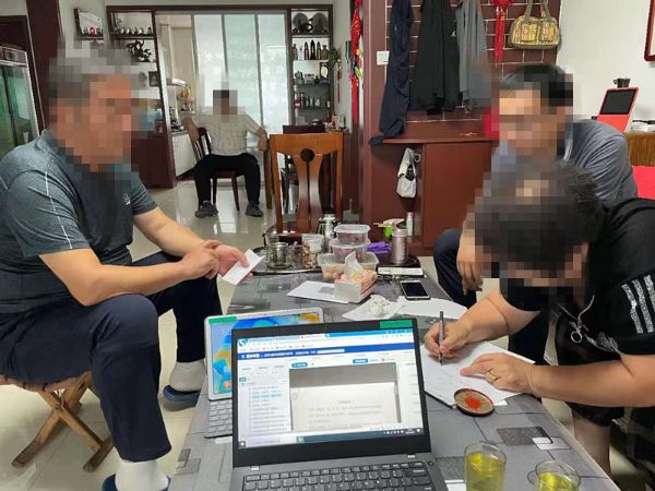 在被告家中进行调解1