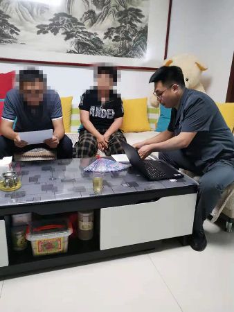 在被告家中进行调解2