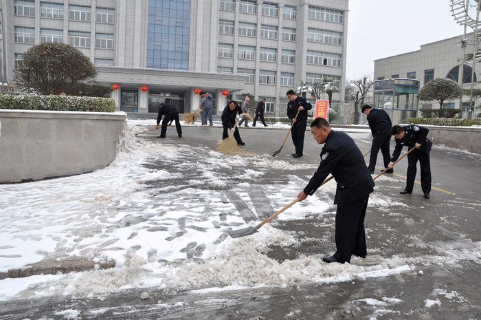 一夜瑞雪至 干警扫雪忙